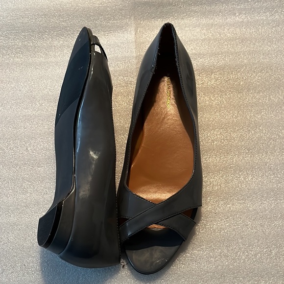 Banana Republic Size 8 Gray Peep Toe NWOT flats. - Picture 3 of 9